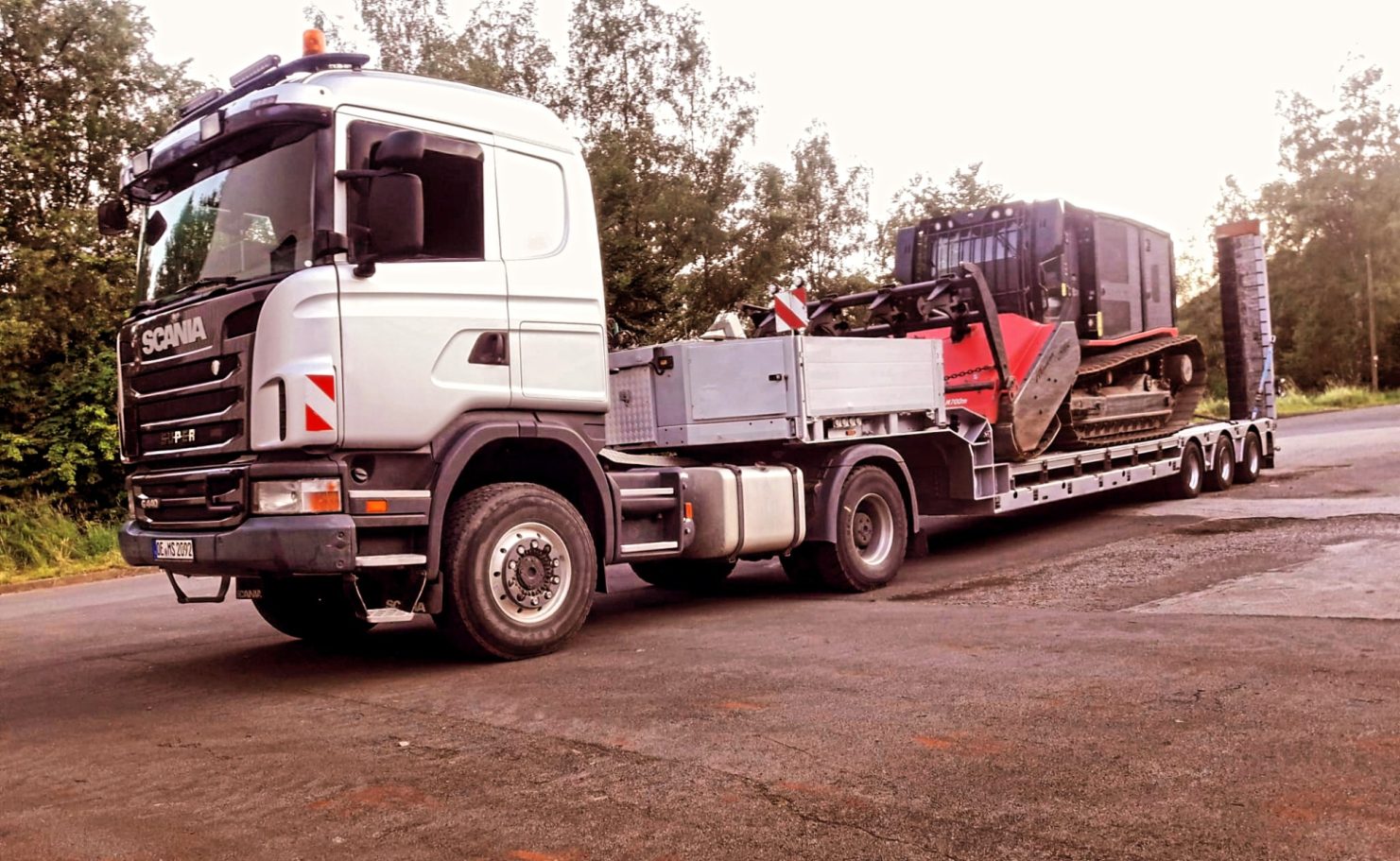 Eigener Maschinentransport mit Scania G330 4x4 mit Doll Sattelauflieger Scania G330 4x4 mit Doll Sattelauflieger