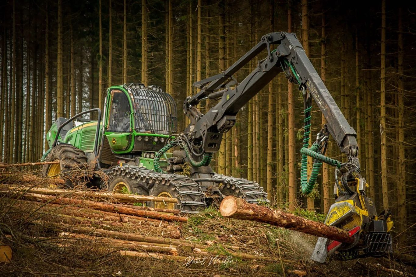 Harvester John Deere 1470 E mit Traktionswinde