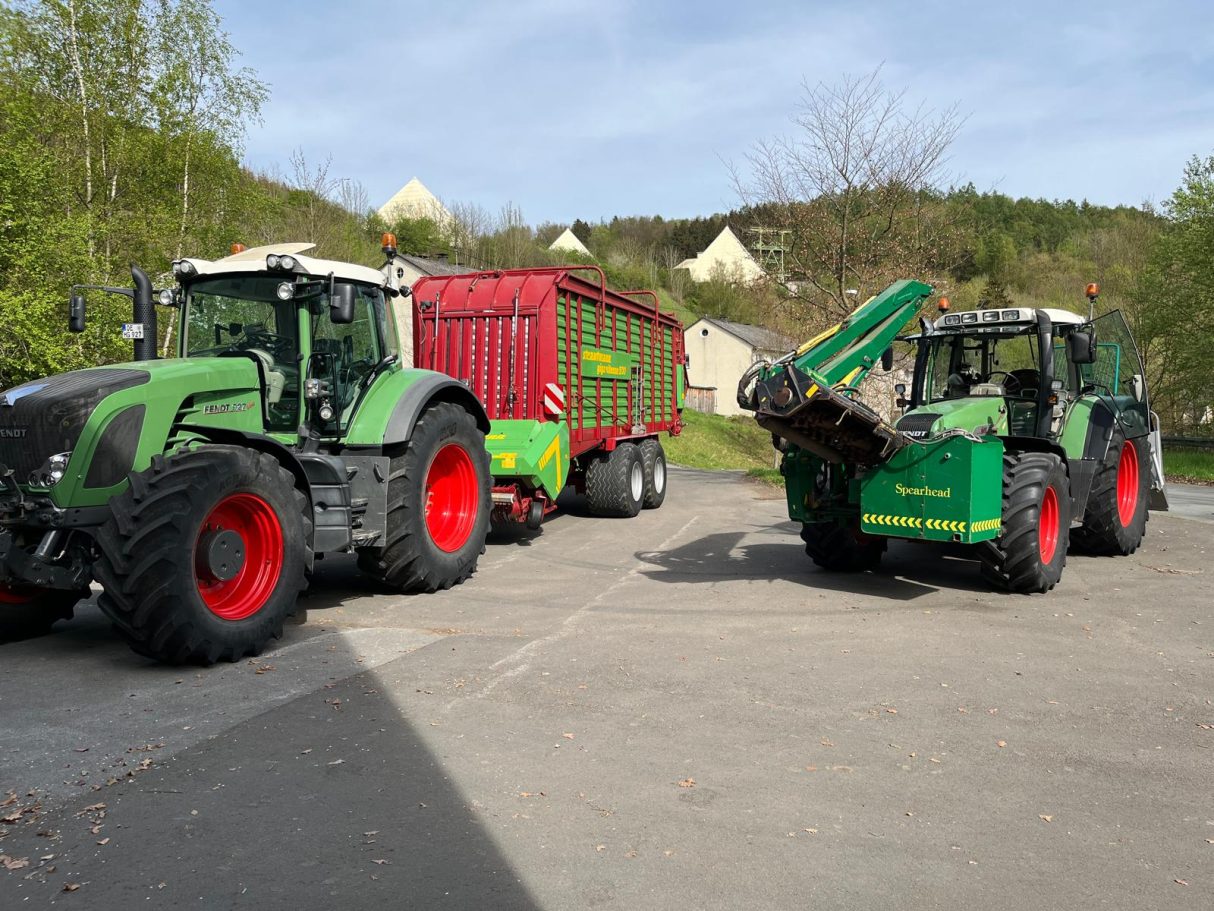 Fendt mit Ladewagen und Fendt mit Spearhead Mulcher