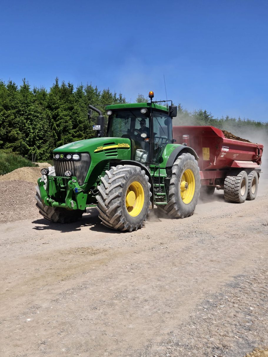 John Deere 7720 mit Krampe Erdmulde John Deere 7720 mit Krampe Erdmulde